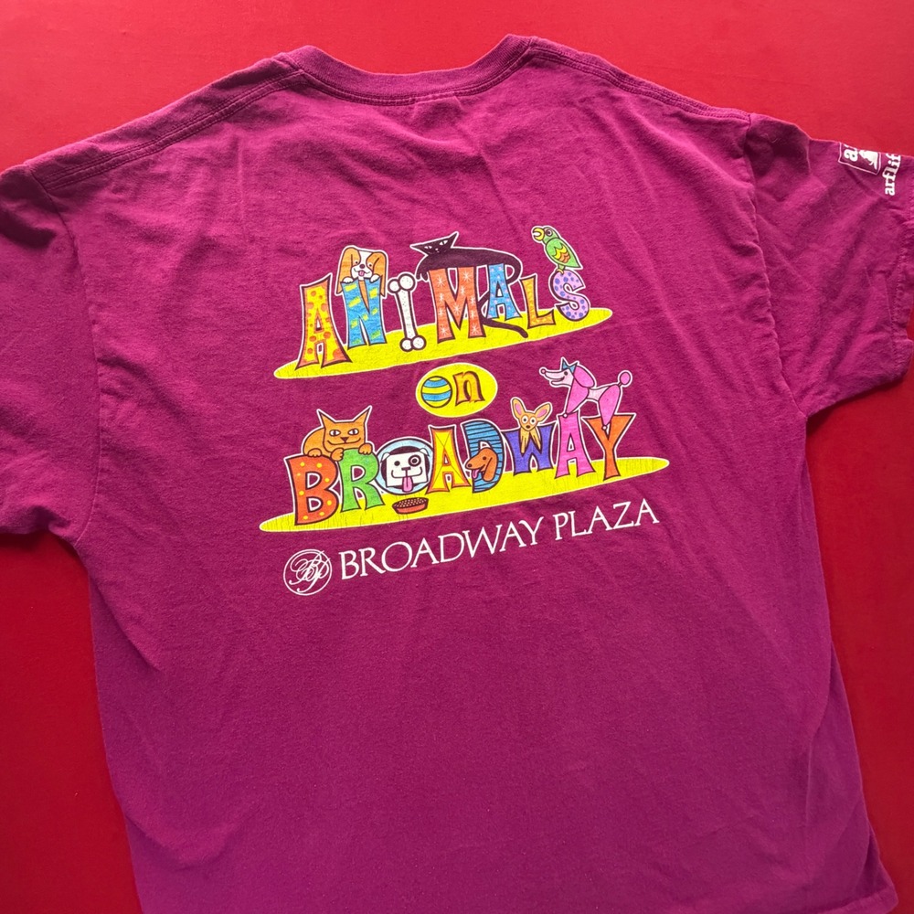 Gildan Animals on Broadway Plaza Graphic T-Shirt Mens XL Magenta Purple Cotton